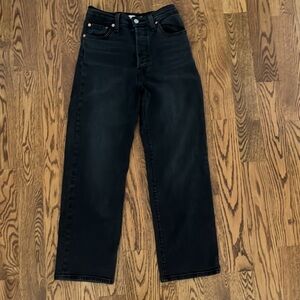 Black Levi’s ribcage straight leg jeans